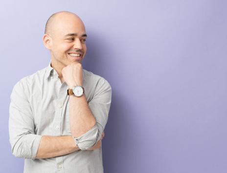 Homme chauve sur fond bleu