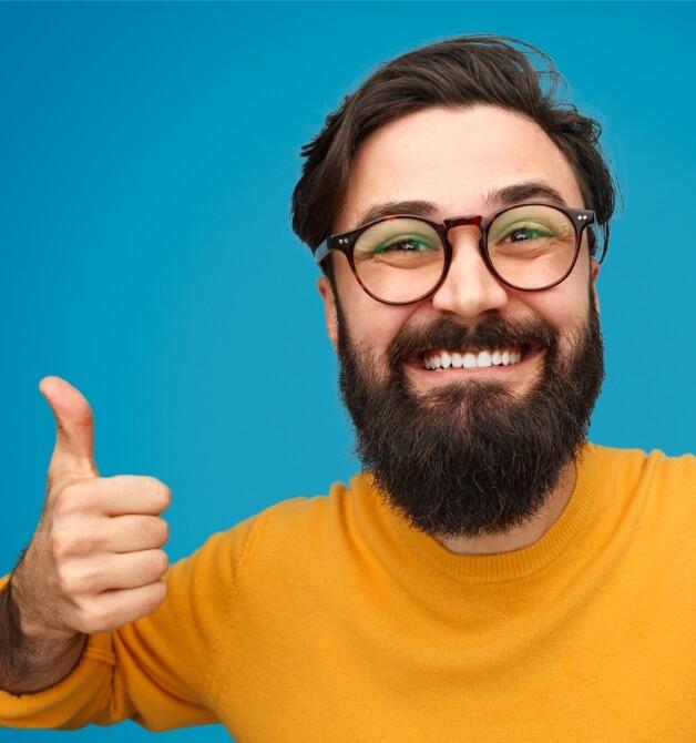 Homme souriant avec les pouces en l'air Homme souriant avec les pouces en l'air