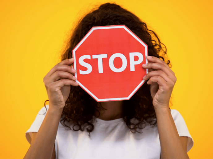 Femme tenant un panneau stop Femme tenant un panneau stop
