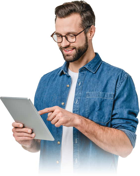 homme tenant une tablette