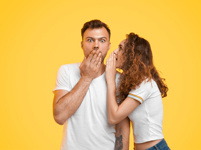 Couple qui se parle a l'oreille Couple qui se parle a l'oreille