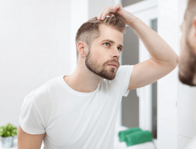 Homme qui se coiffe